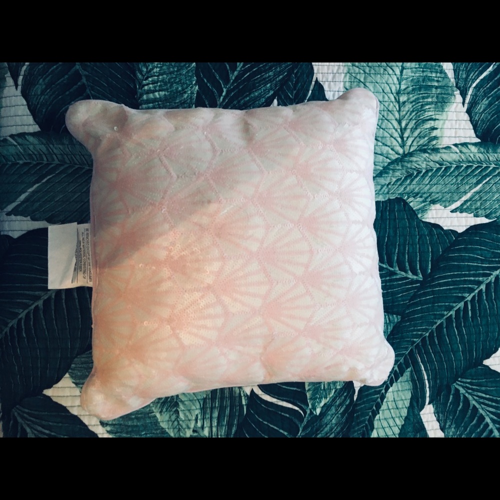 NW XHILARATION SEQUIN SHELL  PILLOW 16x16